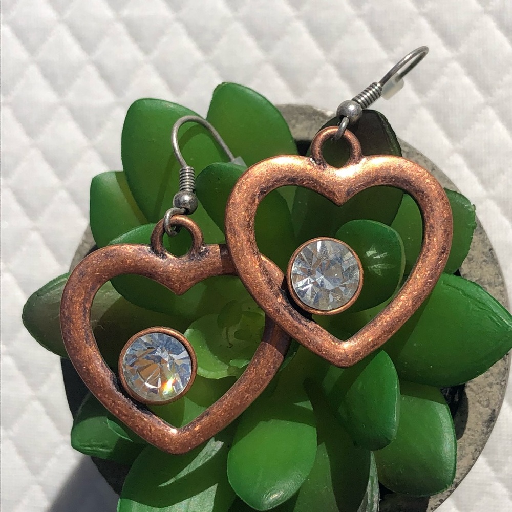 Beautiful lightweight heart drop earrings with a bit of sparkle 🤎